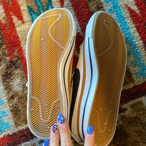 Nike shoes size 5.5 boys - Picture 3 of 3